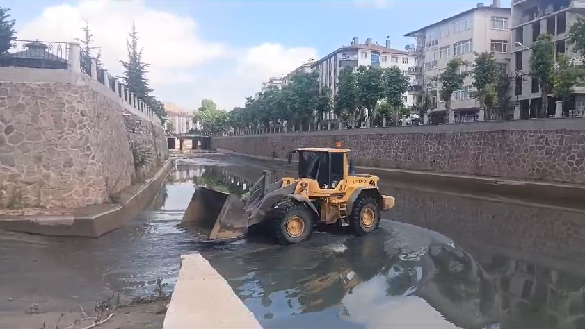 Çankırı Belediyesi Fen İşleri Müdürlüğü Tatlıçay içersinde temizlik çalışmalarına başladı.