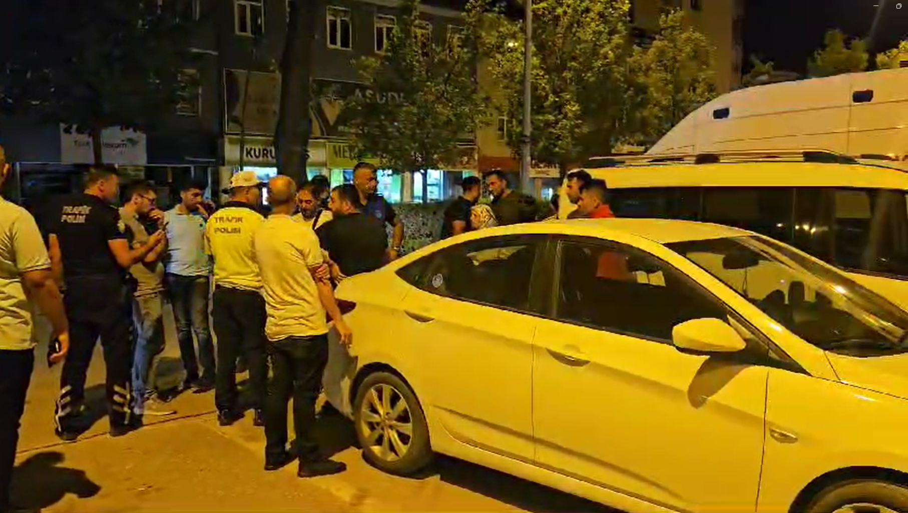 Çankırı Belediyesi önünde meydana gelen trafik kazası sonrasında uzun kuyruklar