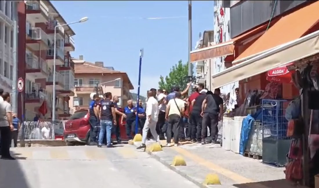 Çankırı’da zabıtalarla yaşanan tartışma sonucunda 2 kişi yaralandı. Edinilen bilgiye