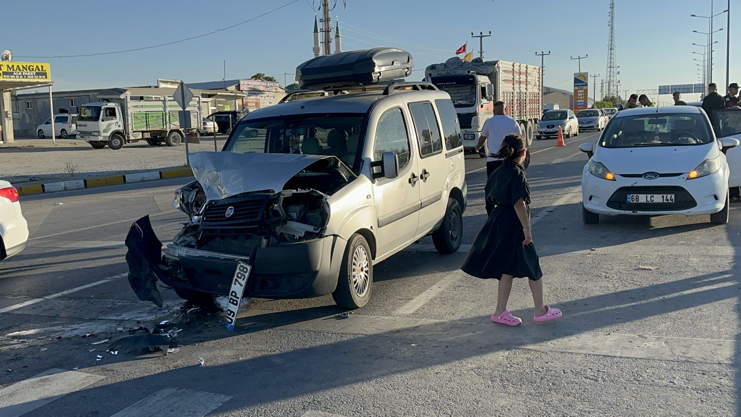 AKSARAY (AA) – Aksaray'da, hafif ticari aracın trafik ışıklarında bekleyen