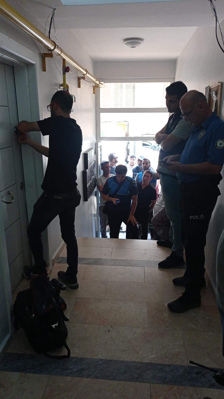ESKİŞEHİR (AA) – Eskişehir'in Odunpazarı ilçesindeki çöp ev, belediye ekiplerince