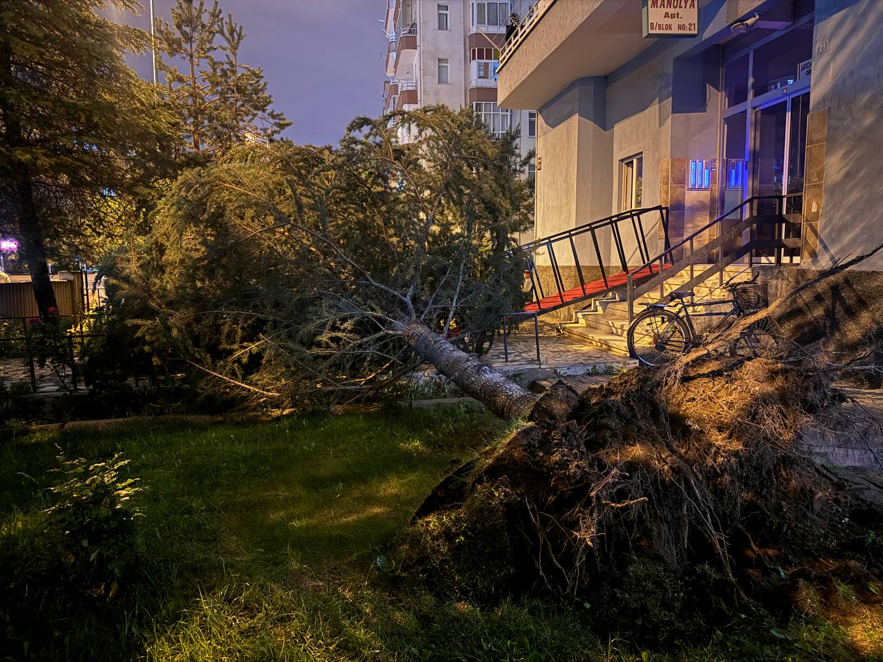 KAYSERİ (AA) – Kayseri'de fırtına ve sağanak nedeniyle bazı binaların