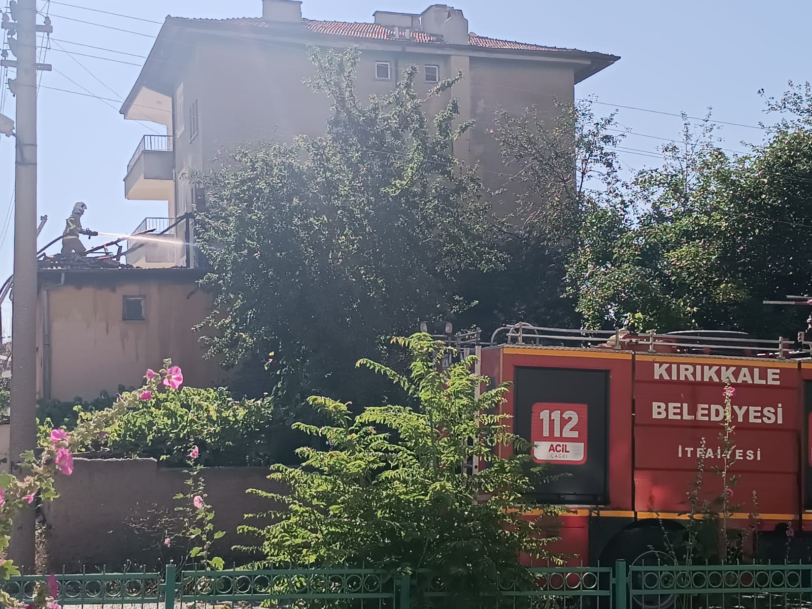 KIRIKKALE (AA) – Kırıkkale'de evin çatısında çıkan yangın itfaiye ekiplerince