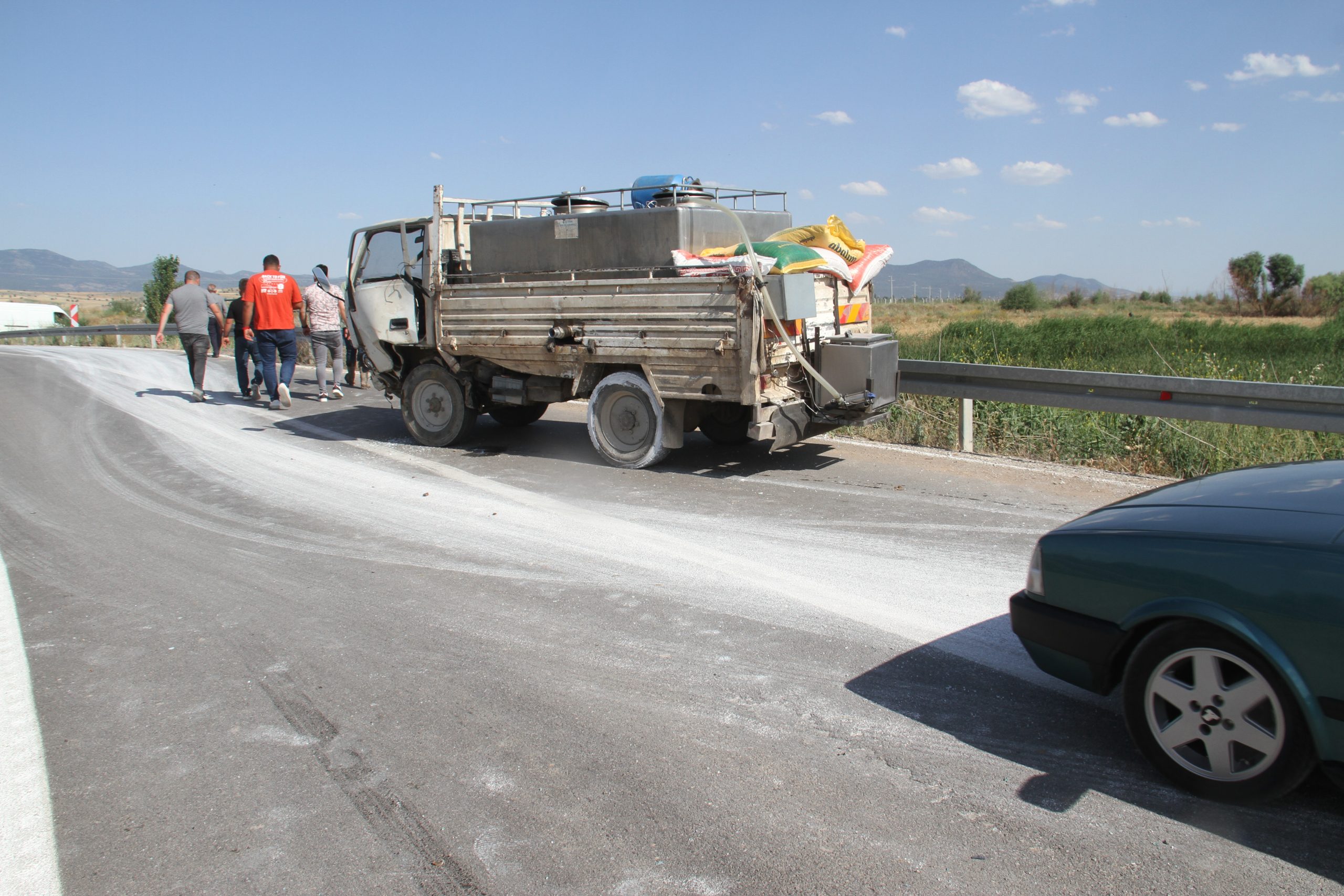 KONYA (AA) – Konya'nın Beyşehir ilçesinde otomobil ile süt tankı