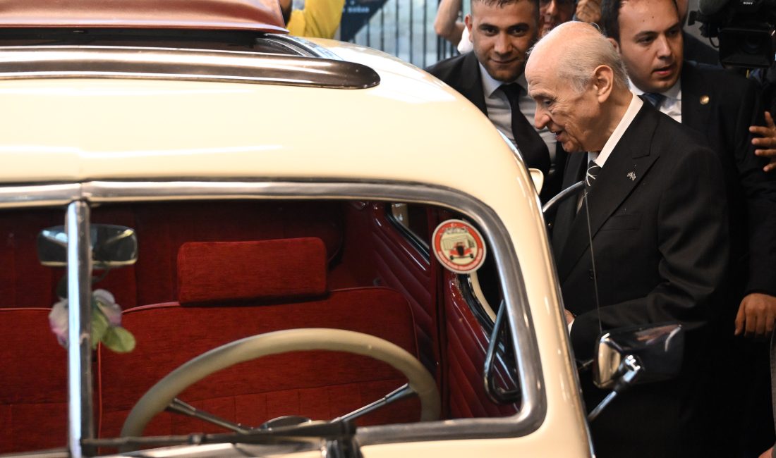 - Bahçeli, açılışın ardından galerideki 1950 model otomobili inceledi