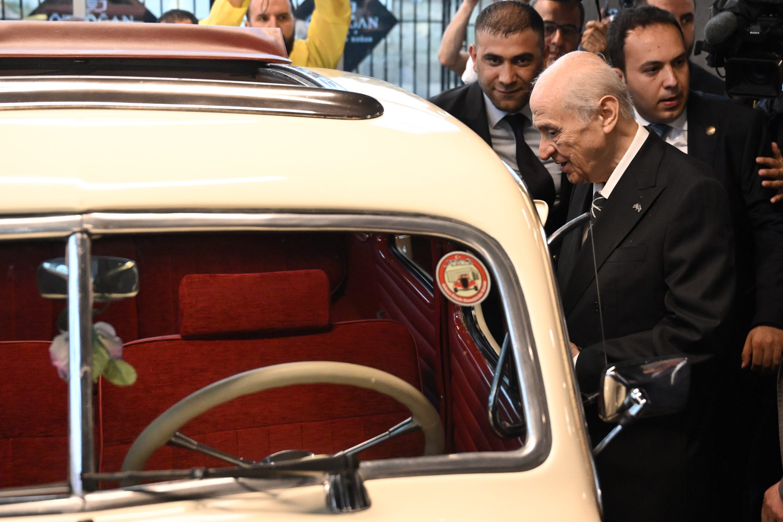 - Bahçeli, açılışın ardından galerideki 1950 model otomobili inceledi