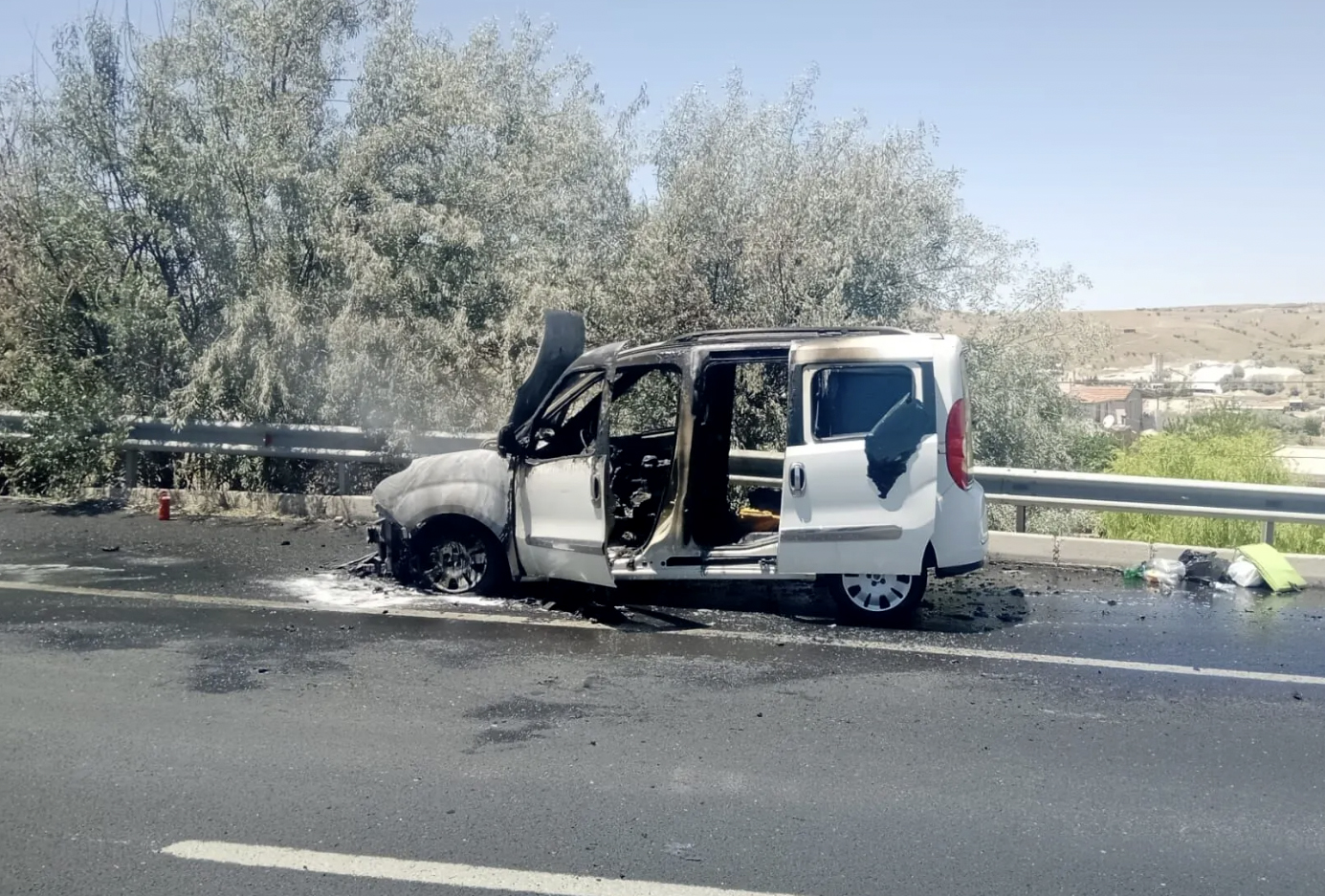 NEVŞEHİR (AA) – Nevşehir'de seyir halindeyken yanan hafif ticari araç