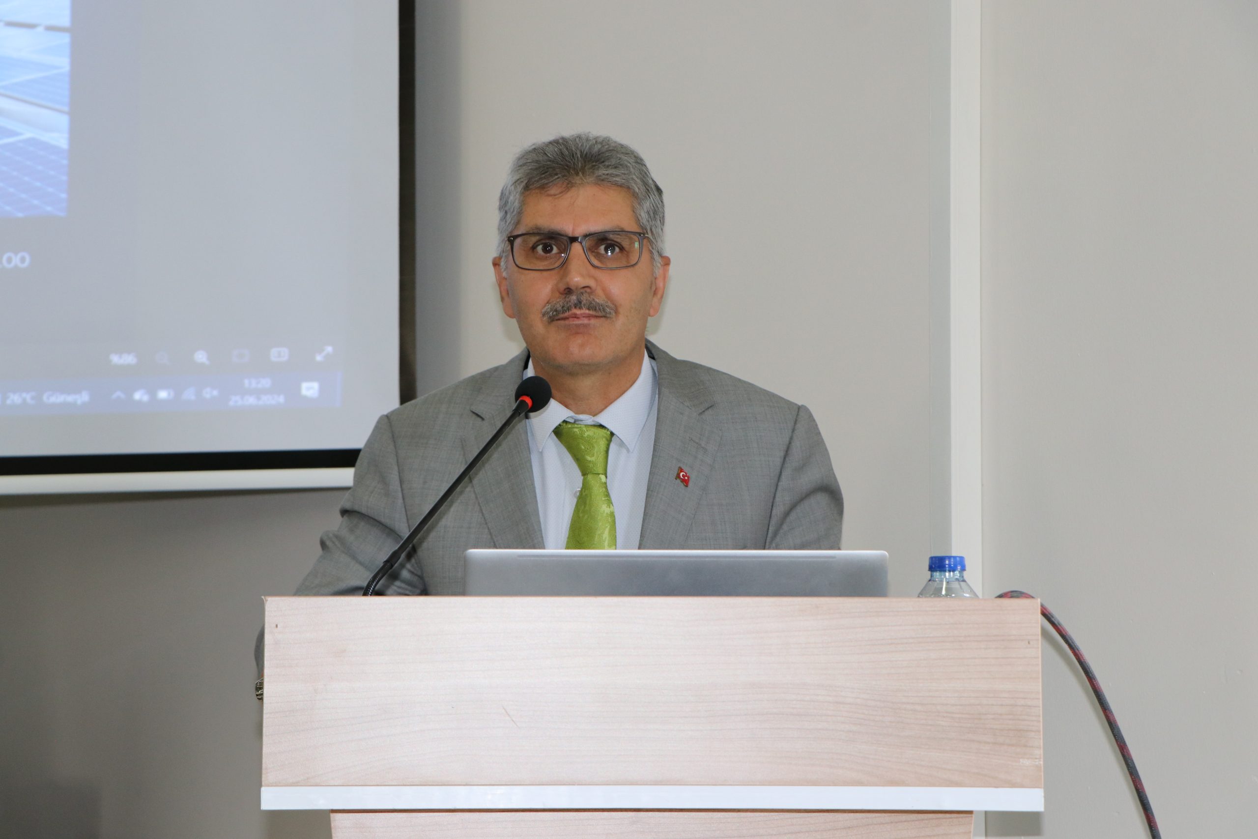 NİĞDE (AA) – Niğde'de "Fotovoltaik Panellerin Geri Dönüşümünde Mevcut Durum