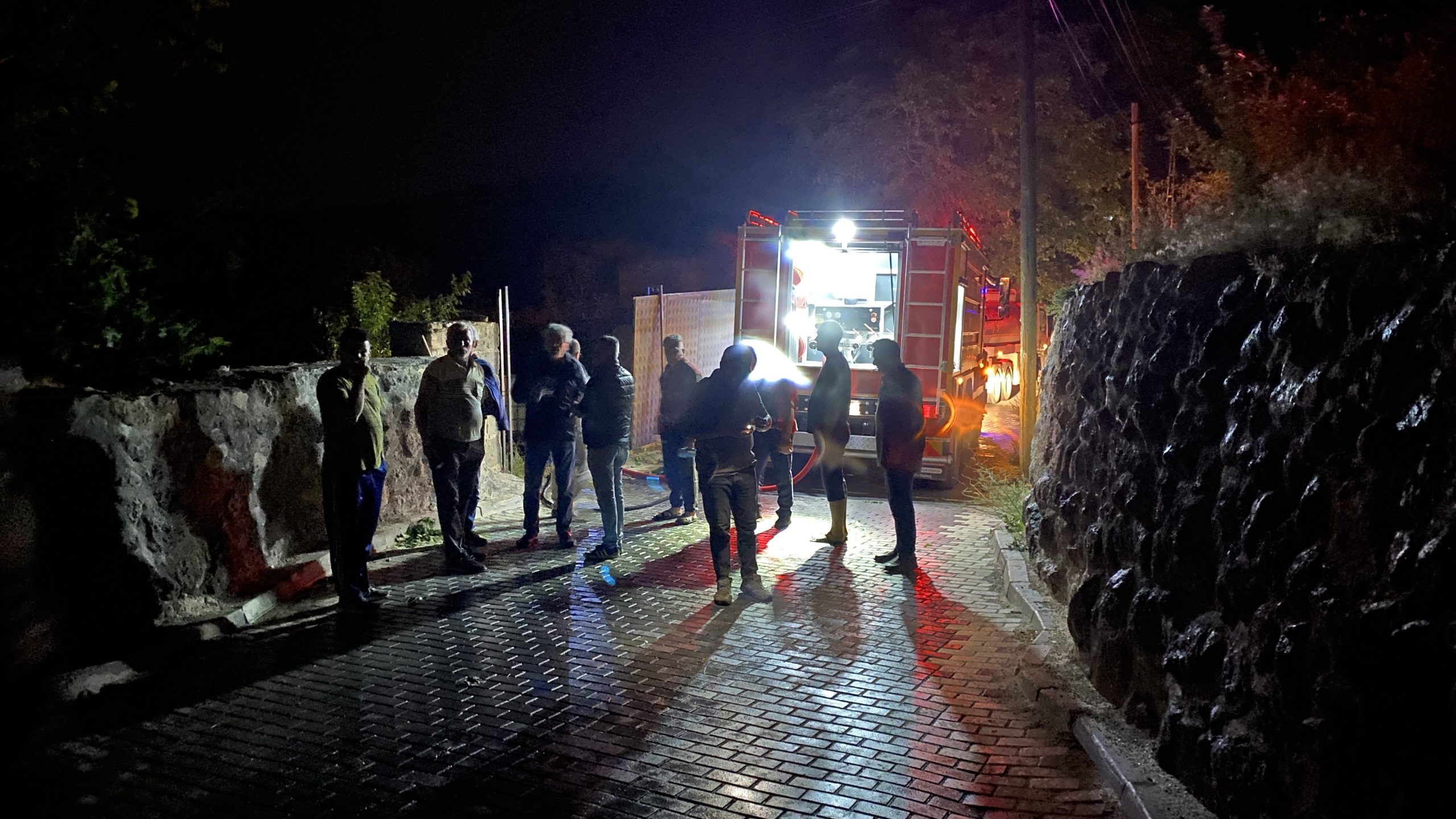 NİĞDE (AA) – Niğde'de akşam saatlerinde etkili olan şiddetli fırtına