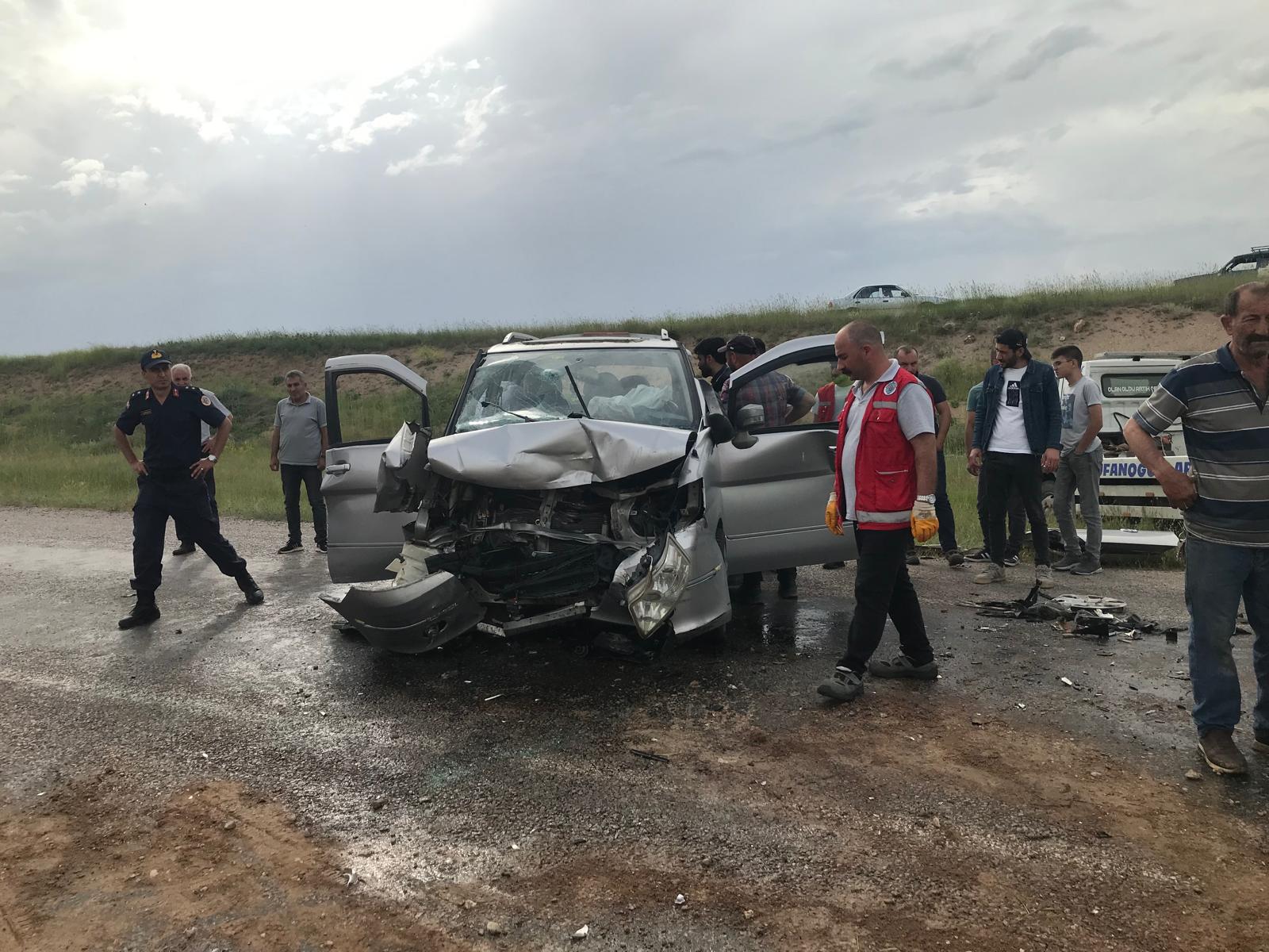 SİVAS (AA) – Sivas'ın Kangal ilçesinde minibüs ile hafif ticari