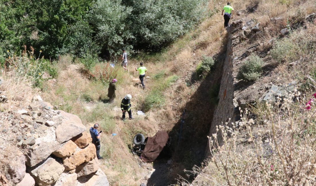 YOZGAT (AA) – Yozgat'ta geri manevra yaparken istinat duvarından düşen