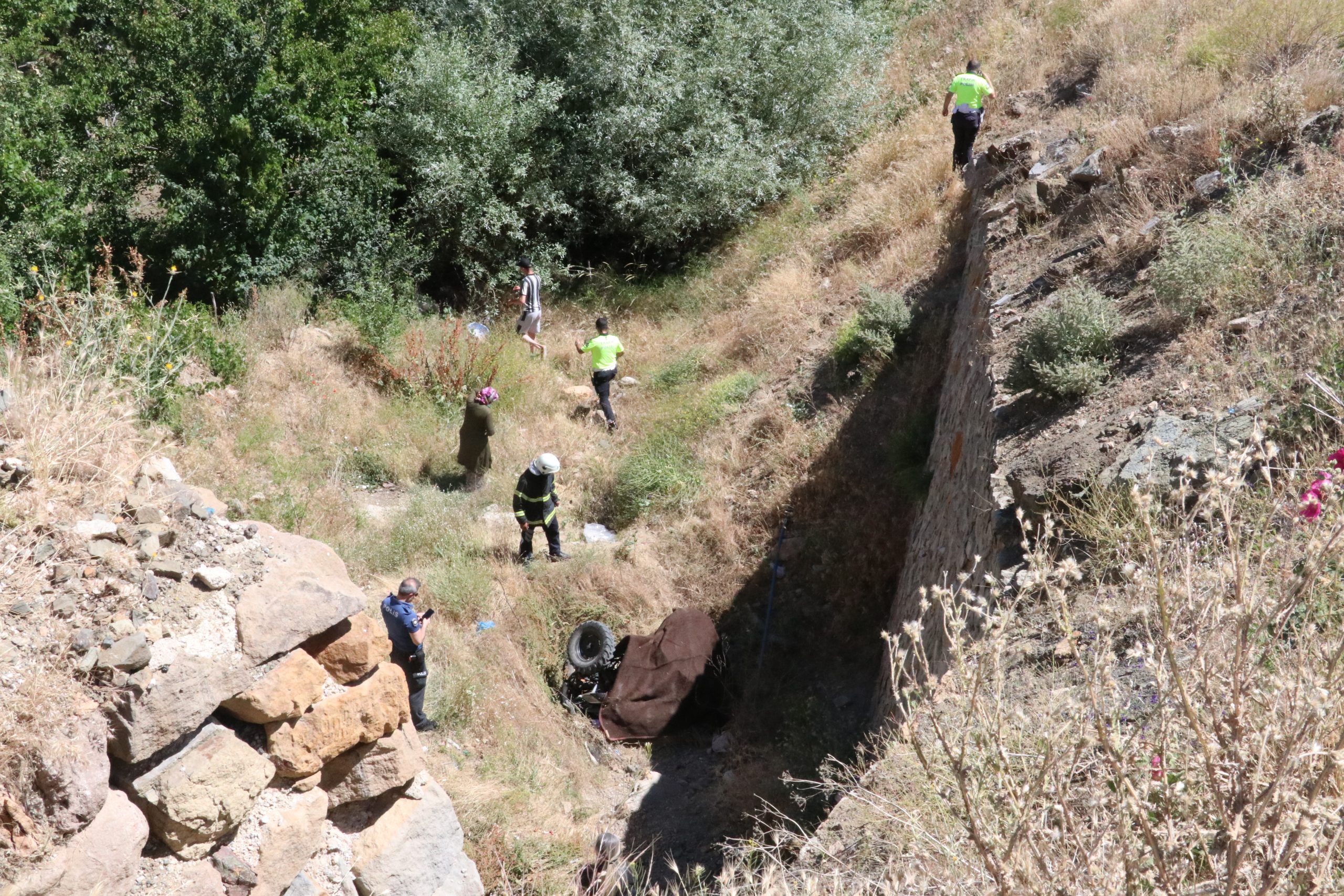 YOZGAT (AA) – Yozgat'ta geri manevra yaparken istinat duvarından düşen