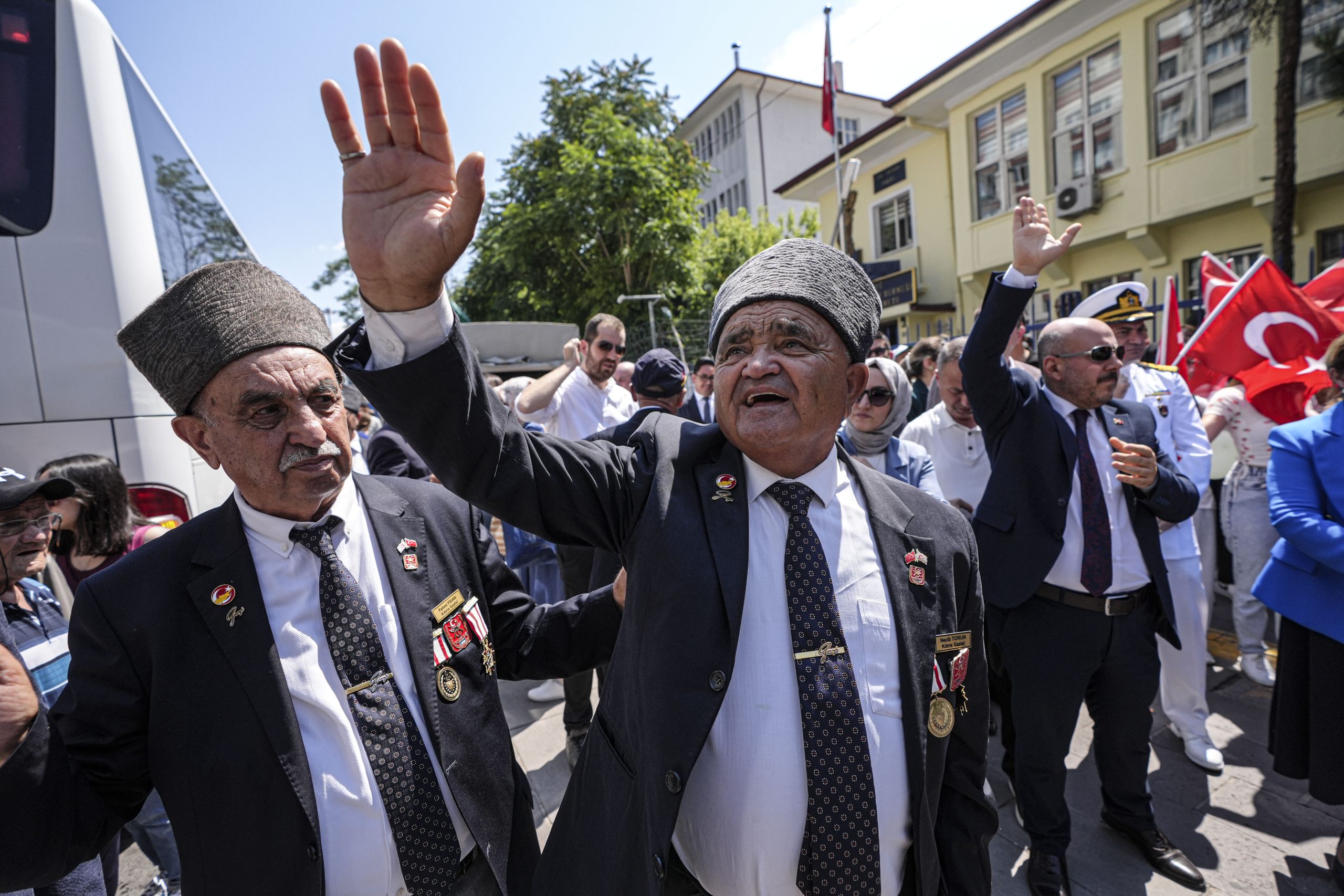 - Aile ve Sosyal Hizmetler ile Milli Savunma bakanlıklarının koordinasyonunda