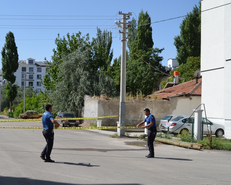 AKSARAY (AA) – Aksaray’da kabloları kesmek için çıktığı direğin devrilmesi