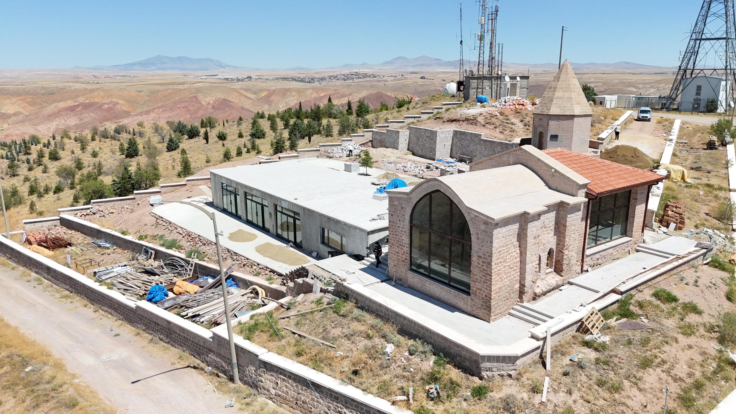 AKSARAY (AA) – Aksaray Belediyesince Selçuklu hükümdarı 2. Kılıçaslan'ın türbesi