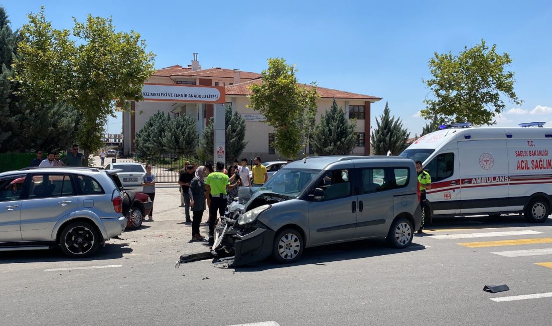 AKSARAY (AA) – Aksaray'da hafif ticari aracın pak halindeki araçlara