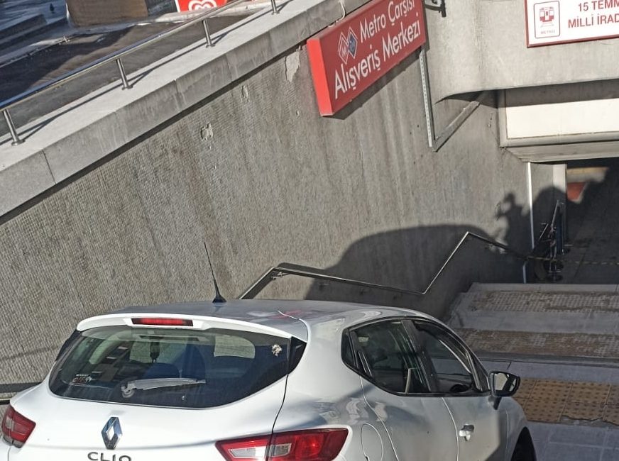 ANKARA (AA) – Ankara'da kontrolden çıkan otomobil, Kızılay'daki metro istasyonunun