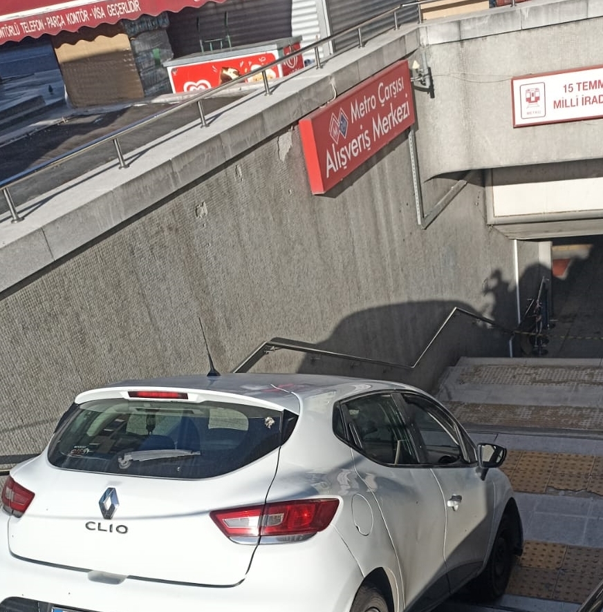 ANKARA (AA) – Ankara'da kontrolden çıkan otomobil, Kızılay'daki metro istasyonunun