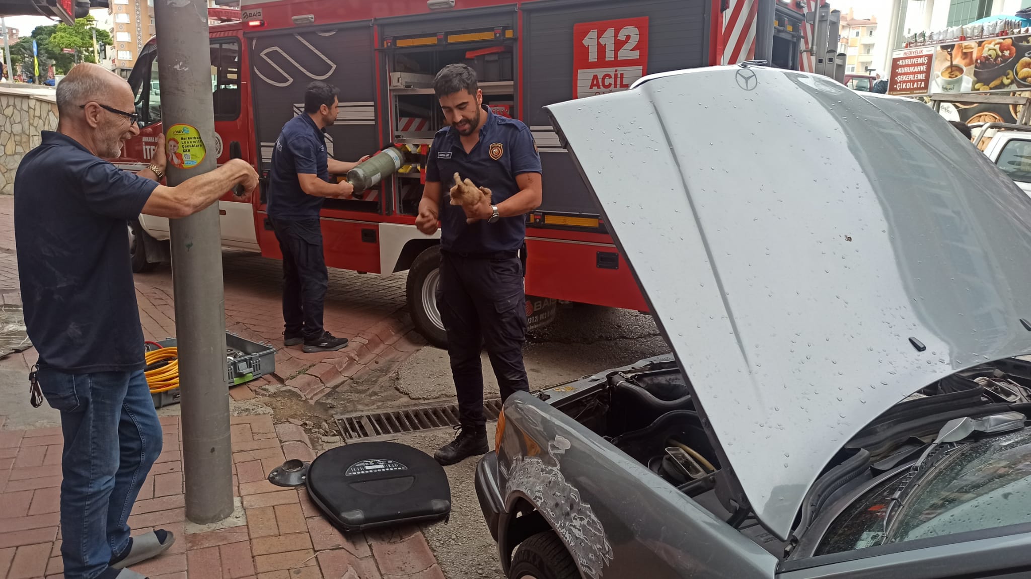 ANKARA (AA) – Ankara'nın Kahramankazan ilçesinde otomobilin egzoz kısmına sıkışan