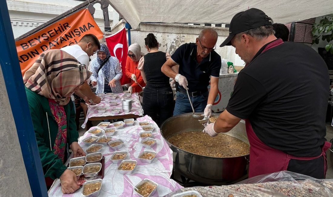 KONYA (AA) – Beyşehir Kadın Dayanışma Derneği tarafından vatandaşlara aşure