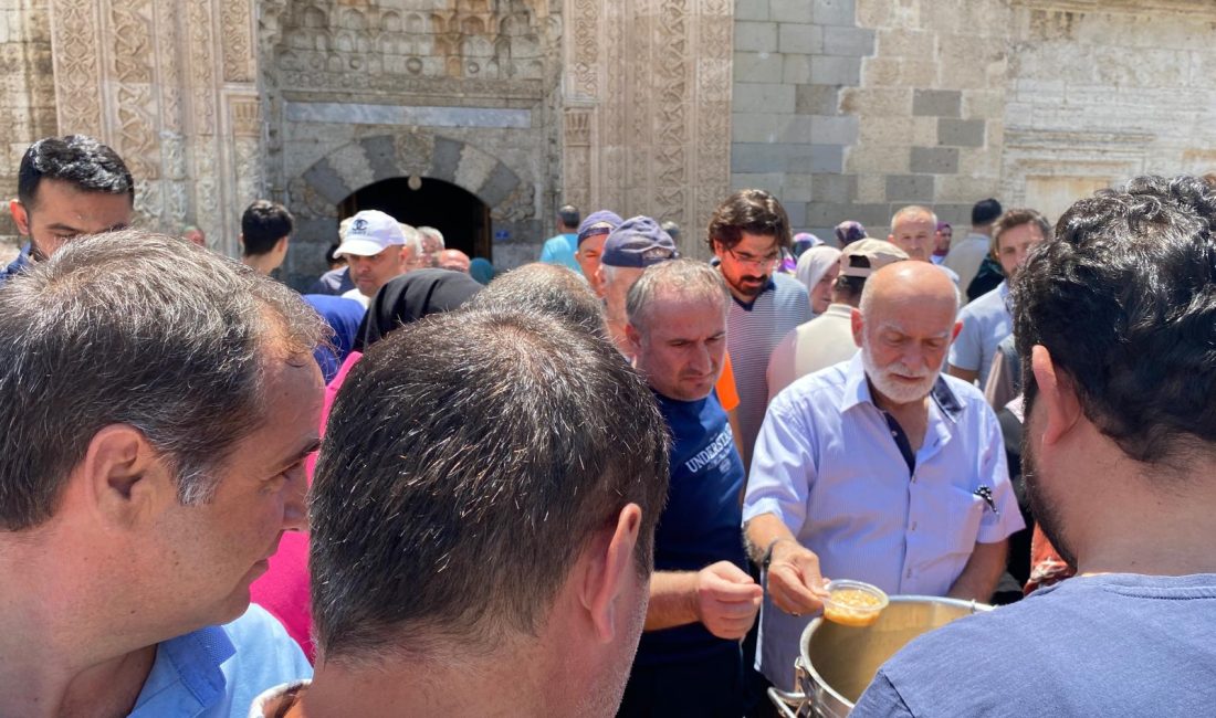 KONYA (AA) – Beyşehir ilçesinde vatandaşlara aşure ikramında bulunuldu. Beyşehir