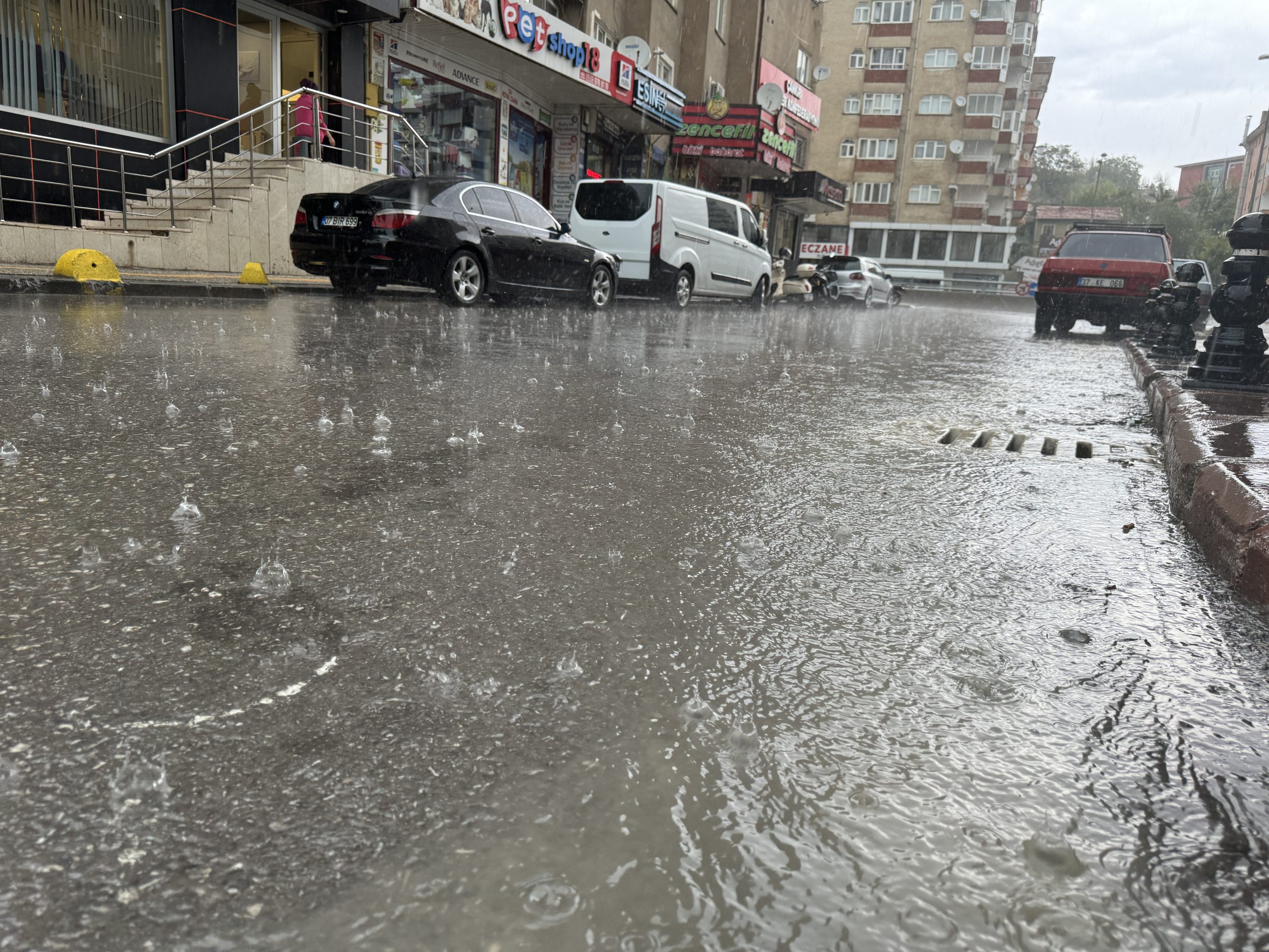 ÇANKIRI (AA) – Çankırı’da etkili olan sağanak hayatı olumsuz etkiledi.