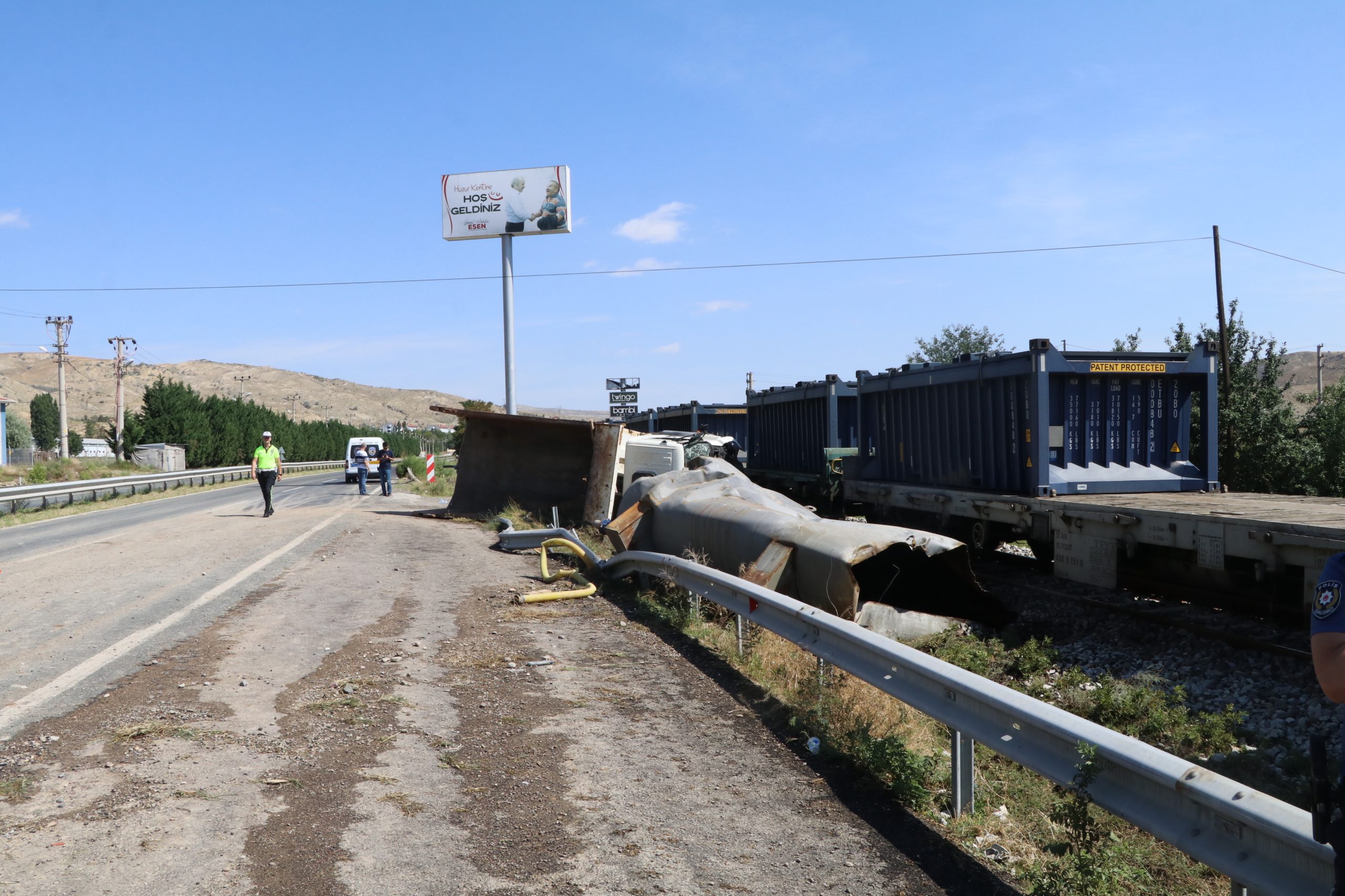 Çankırı’da yük treninin kamyona çarpması sonucu 1 kişi hayatını kaybetti,