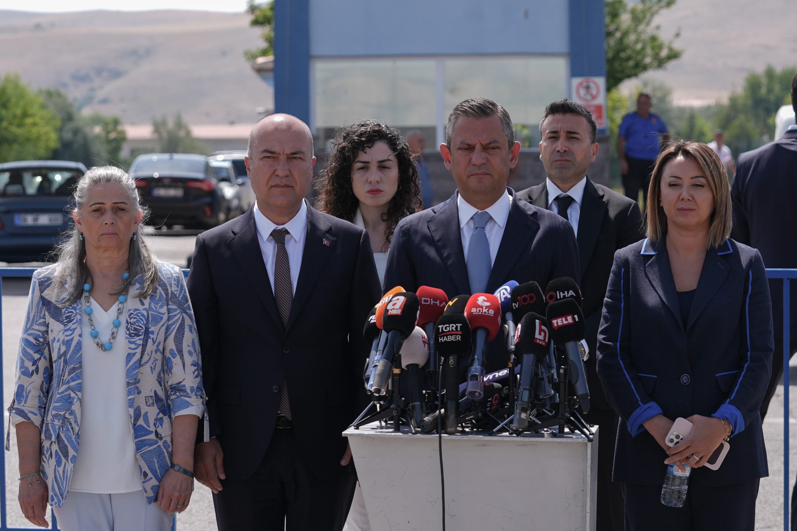 ANKARA (AA) – CHP Genel Başkanı Özgür Özel, Sinan Ateş