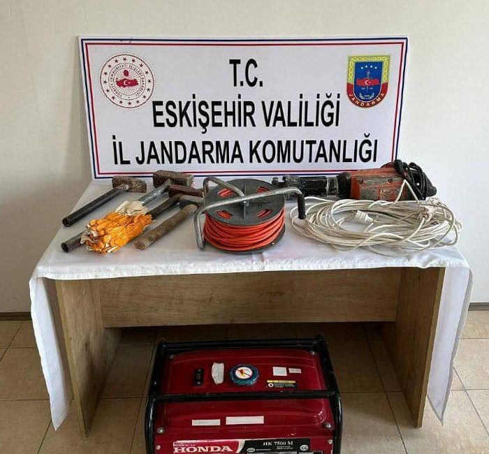 ESKİŞEHİR (AA) – Eskişehir'in Seyitgazi ilçesinde izinsiz kazı yapan 3