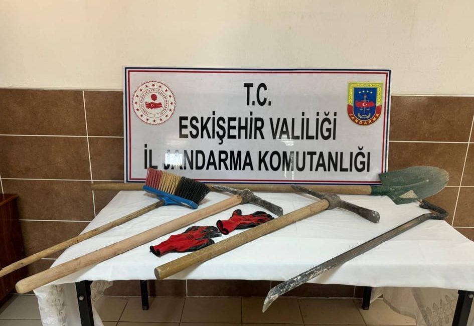ESKİŞEHİR (AA) – Eskişehir'de tarihi eser bulmak için kaçak kazı