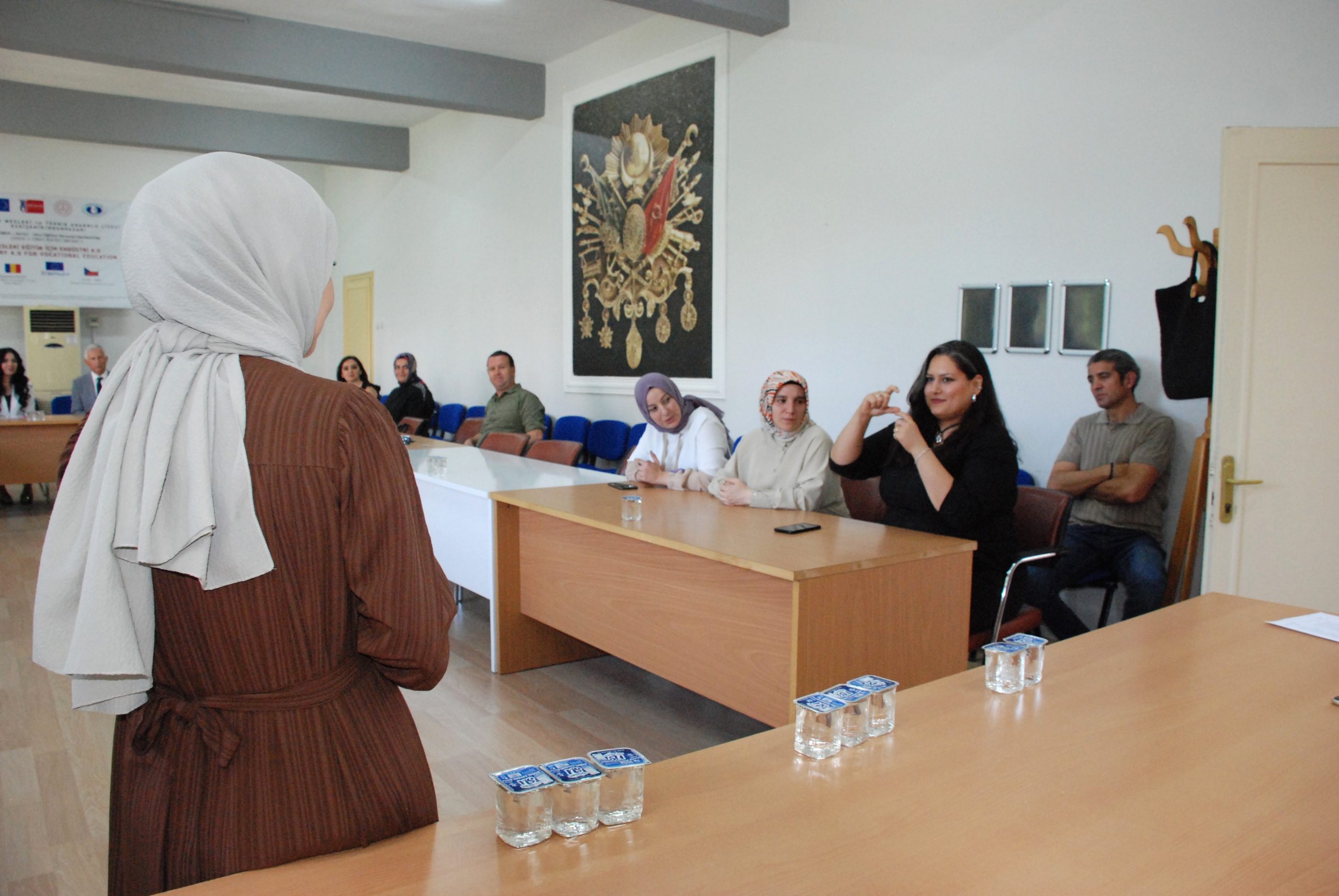 - "Ellerin Sesim Olsun" Projesi kapsamında eğitim alan kamu çalışanları
