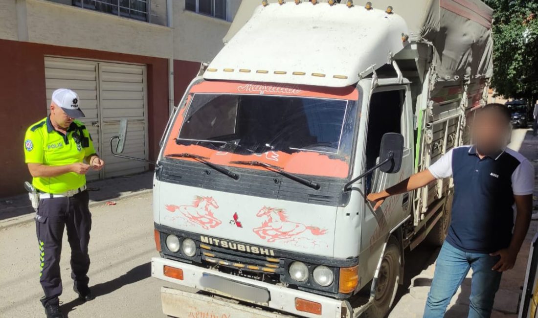 ESKİŞEHİR (AA) – Eskişehir'de trafiği tehlikeye sokan kamyonet sürücüsüne ceza