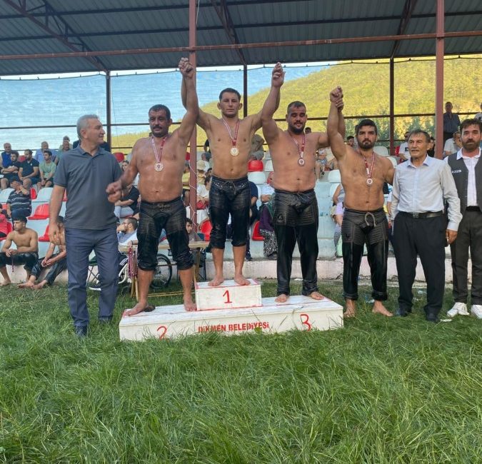 Sinop’ta düzenlenen yağlı güreşlerde Çankırı Belediyesi Gençlik Spor Kulübü Güreşçileri,