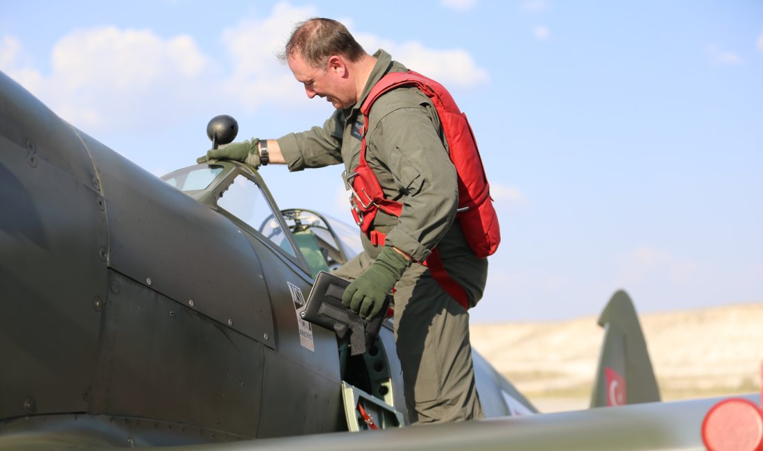 ESKİŞEHİR (AA) – İngiltere'den uçarak gelen Spitfire Mk9 savaş uçağı,