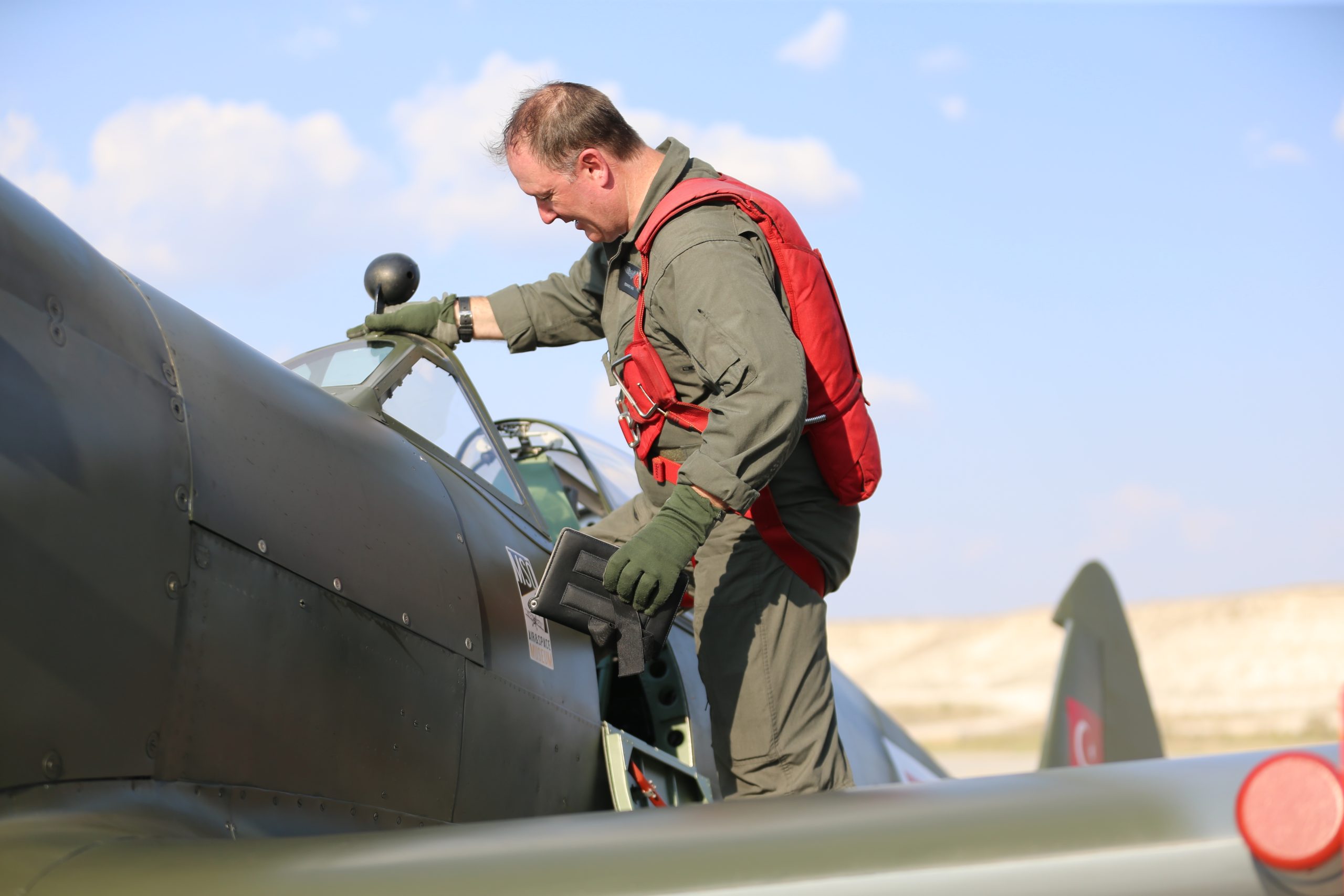 ESKİŞEHİR (AA) – İngiltere'den uçarak gelen Spitfire Mk9 savaş uçağı,