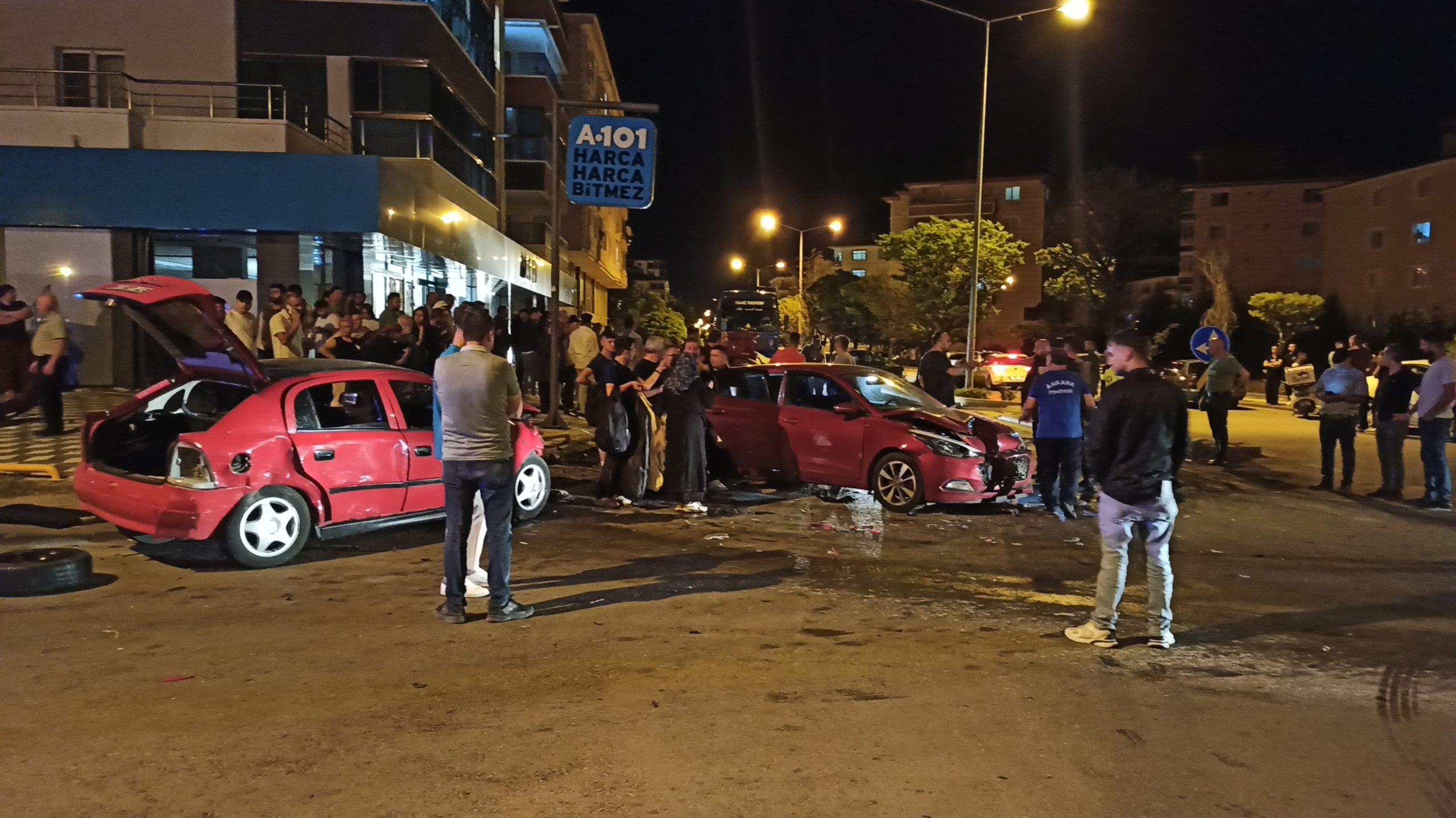 ANKARA (AA) – Ankara'nın Kahramankazan ilçesinde 3 aracın karıştığı zincirleme