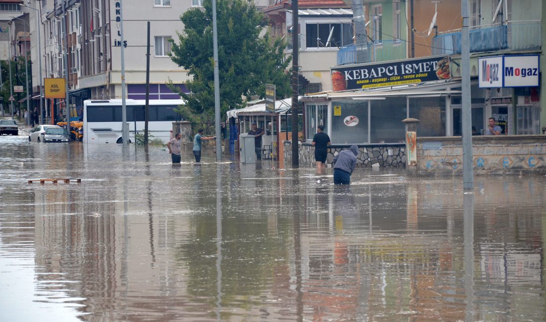KARAMAN (AA) – Karaman'da etkili olan sağanak, su baskınlarına ve