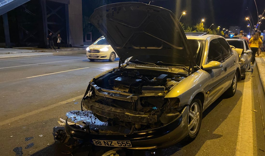KAYSERİ (AA) – Kayseri'nin Kocasinan ilçesinde meydana gelen zincirleme trafik