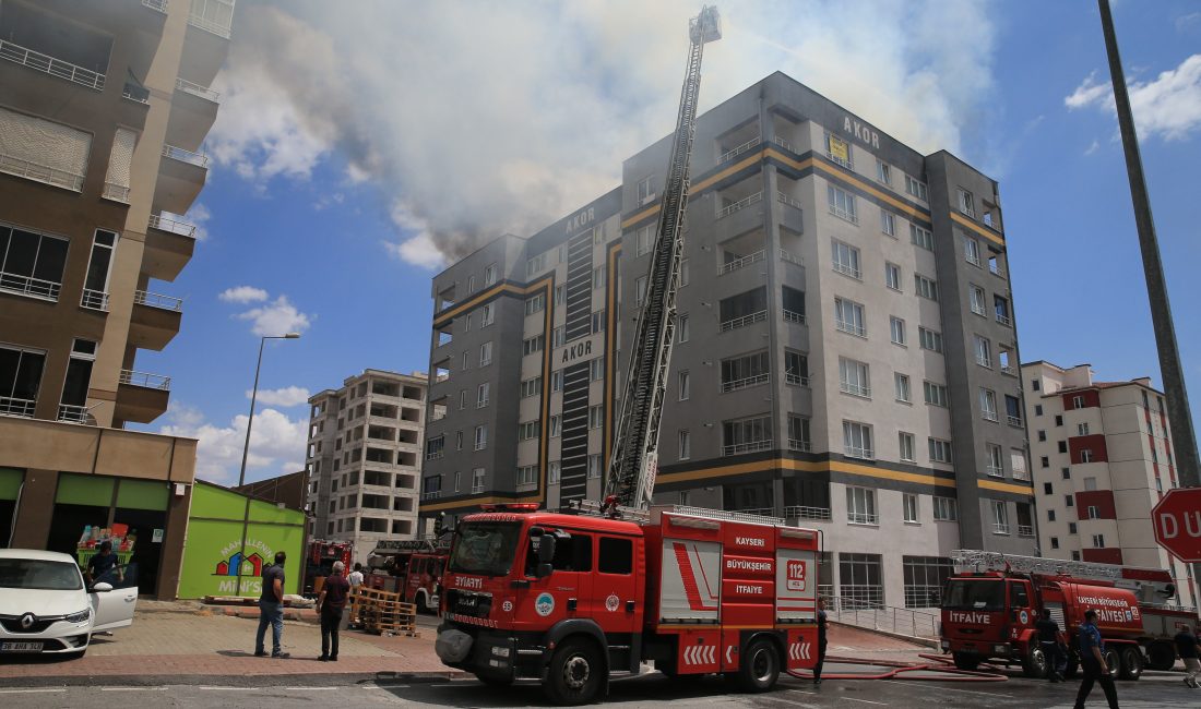 KAYSERİ (AA) – Kayseri'nin Kocasinan ilçesinde bir apartmanın çatısında çıkan