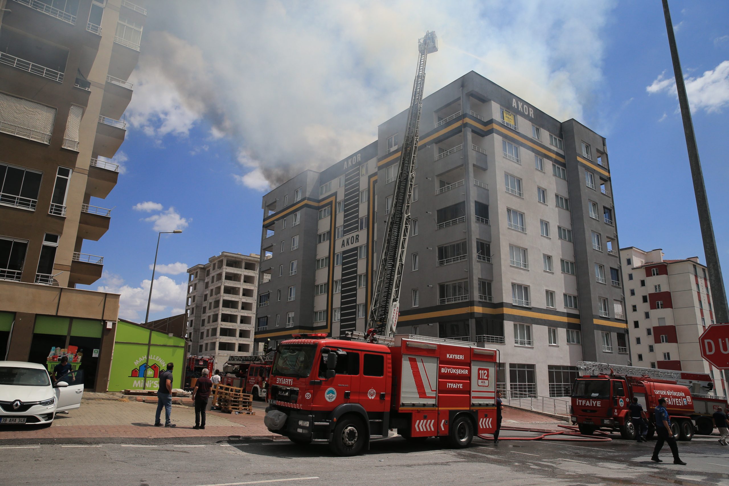 KAYSERİ (AA) – Kayseri'nin Kocasinan ilçesinde bir apartmanın çatısında çıkan