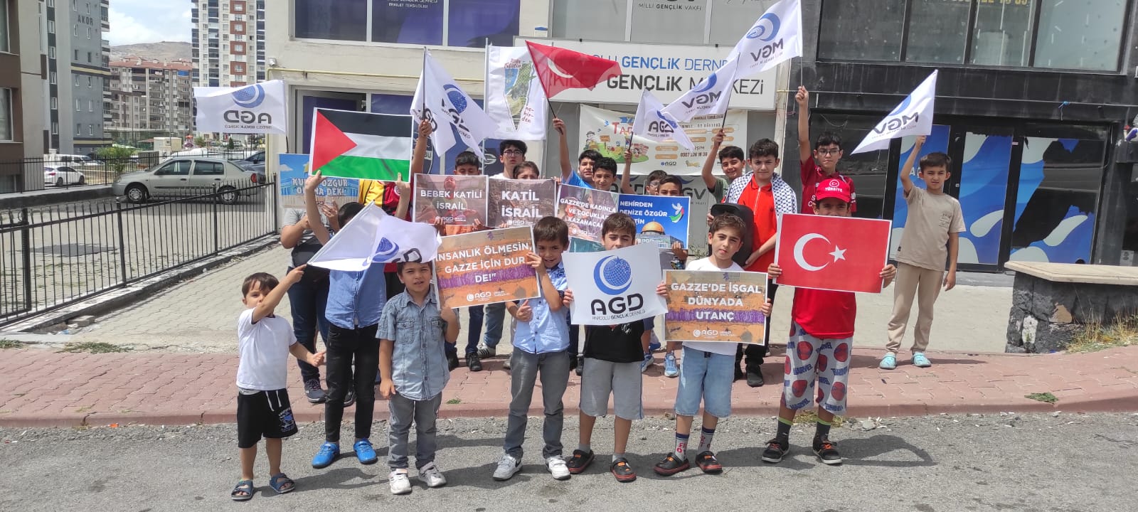 KAYSERİ (AA) – Kayseri'de çocuklar, Anadolu Gençlik Derneği (AGD) öncülüğünde