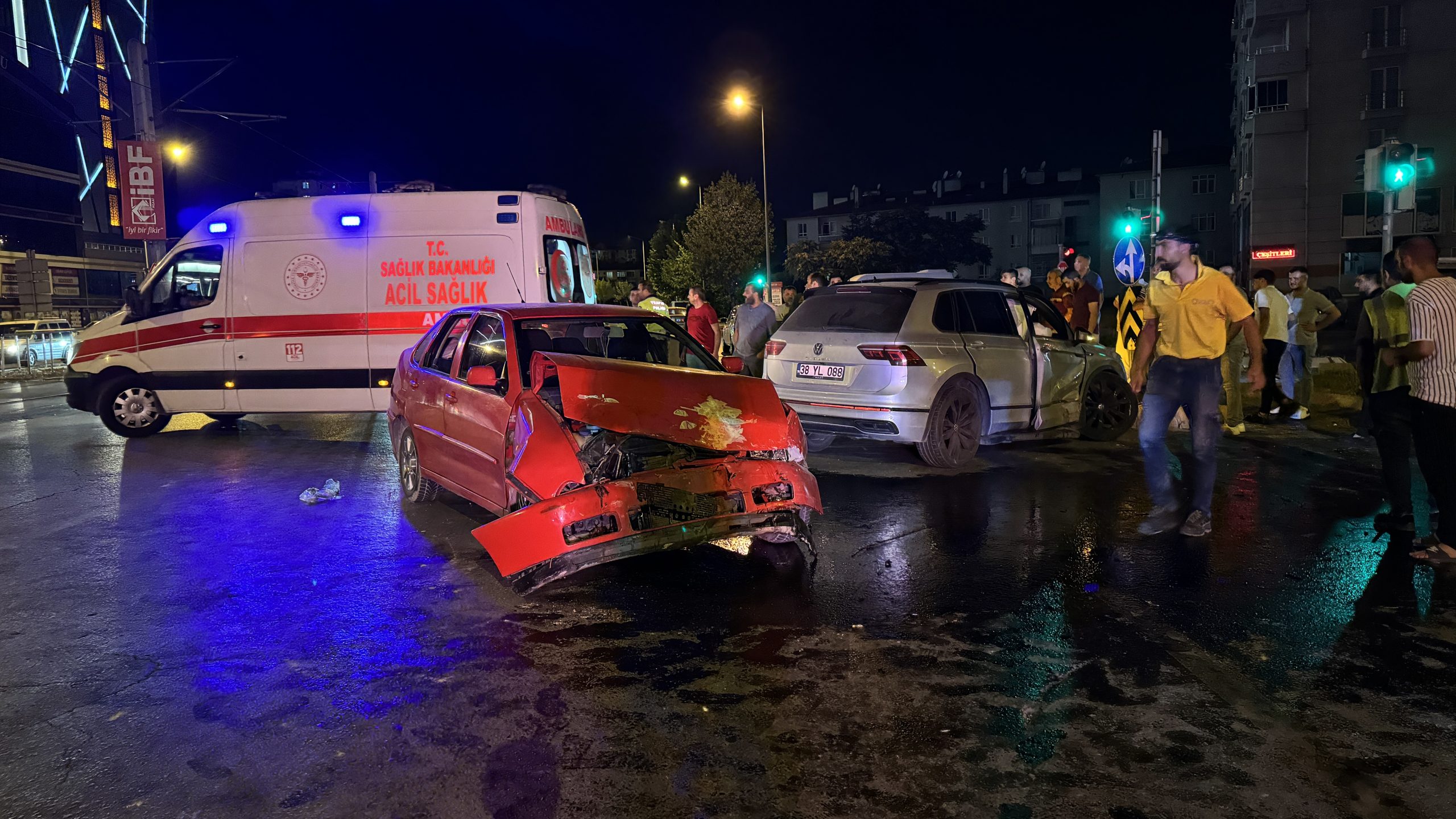 KAYSERİ (AA) – Kayseri'nin Melikgazi ilçesinde iki otomobilin çarpıştığı kazada
