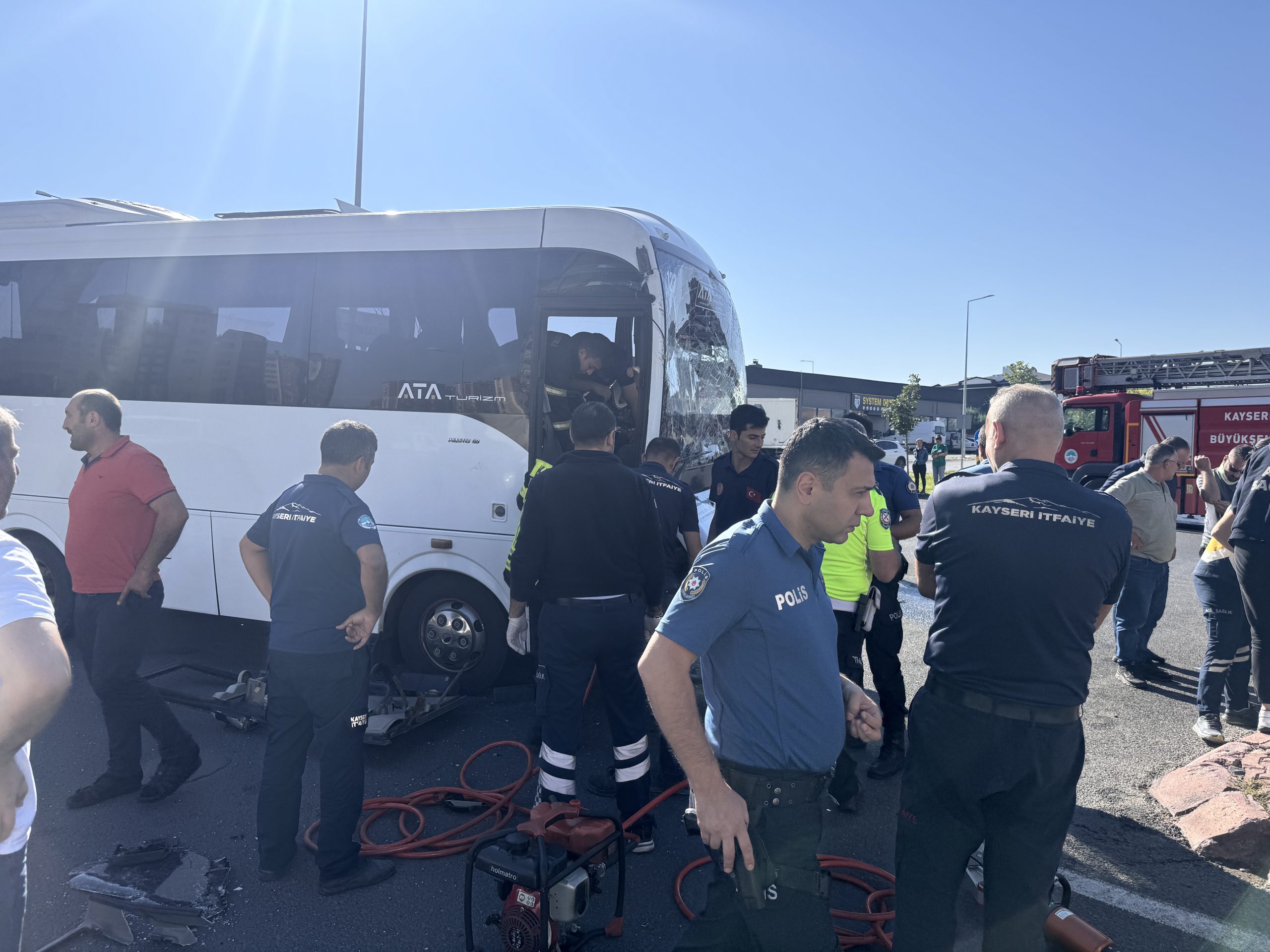 KAYSERİ (AA) – Kayseri'de işçi taşıyan midibüsle kamyonun çarpışması sonucu