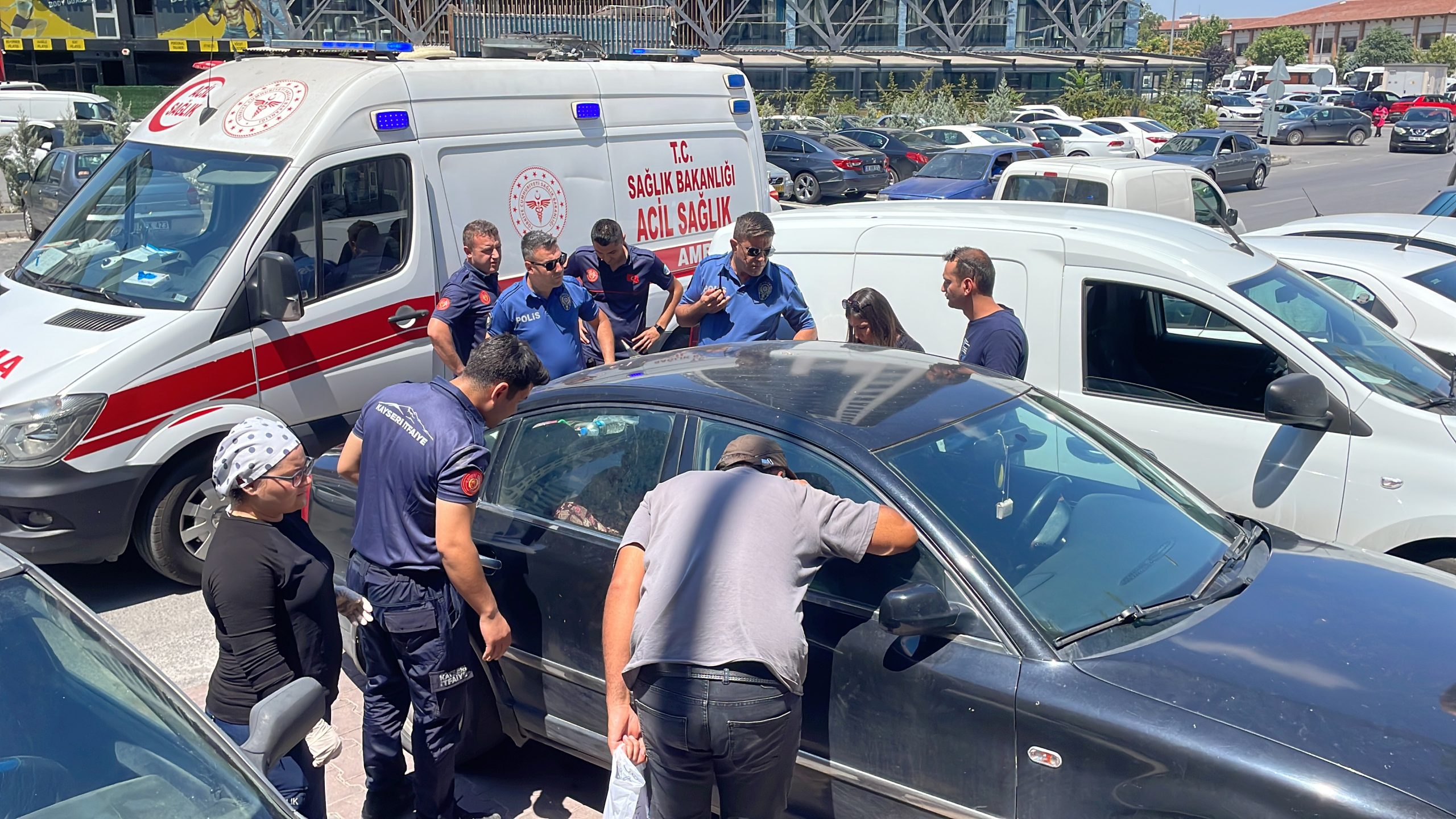 KAYSERİ (AA) – Kayseri'de kapıları kilitlenen otomobilde mahsur kalan 80