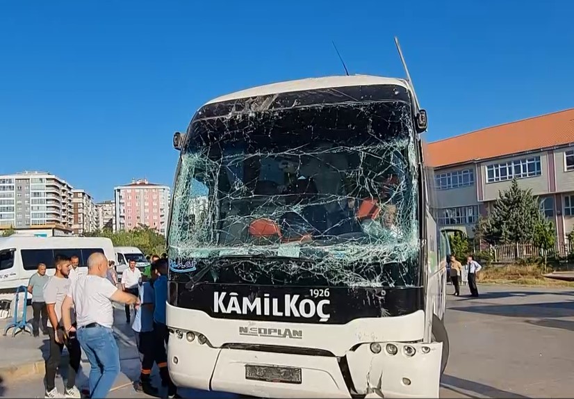 KIRIKKALE (AA) – Kırıkkale'de yolcu otobüsünün otogarın cam duvarına çarpması