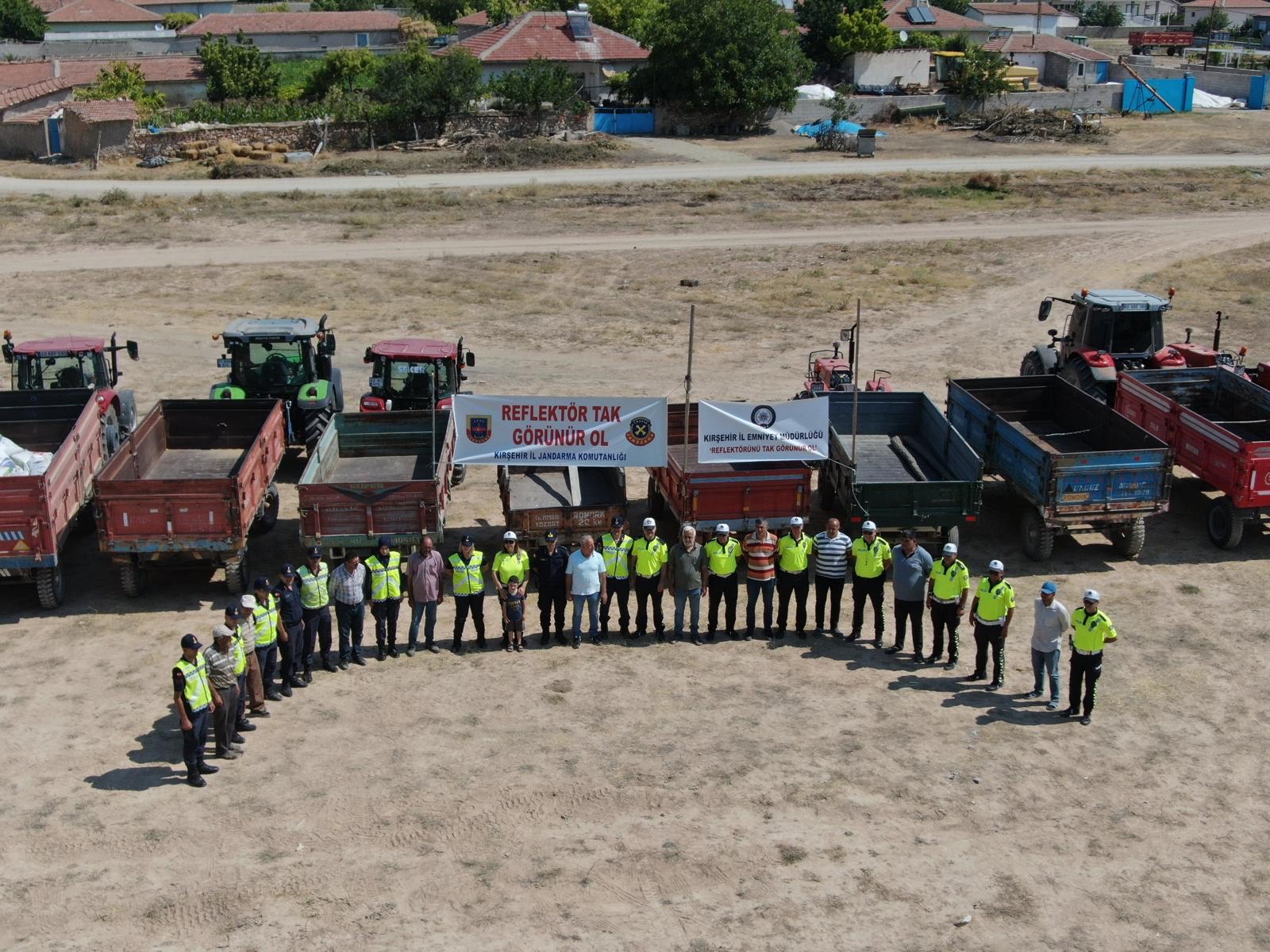 KIRŞEHİR (AA) – Kırşehir'de traktör sürücülerine trafik kuralları hakkında bilgi