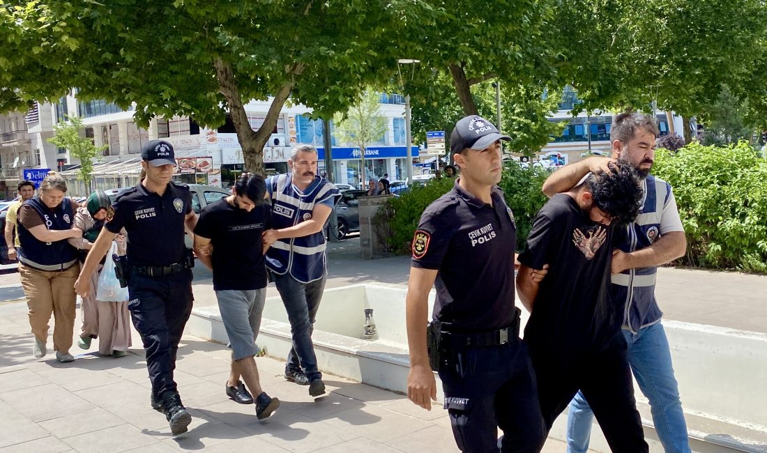 KIRŞEHİR (AA) – Kırşehir'de gölet kenarına atılan bazada battaniyeye sarılı