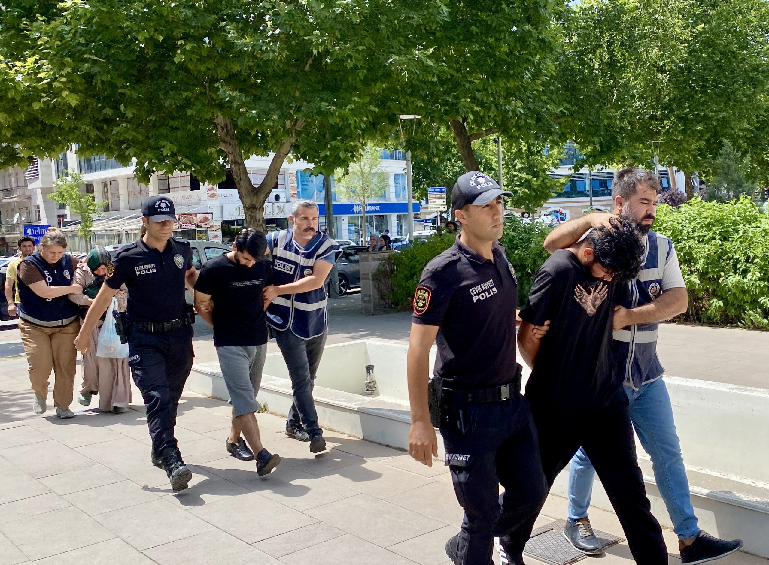 KIRŞEHİR (AA) – Kırşehir'de gölet kenarına atılan bazada battaniyeye sarılı