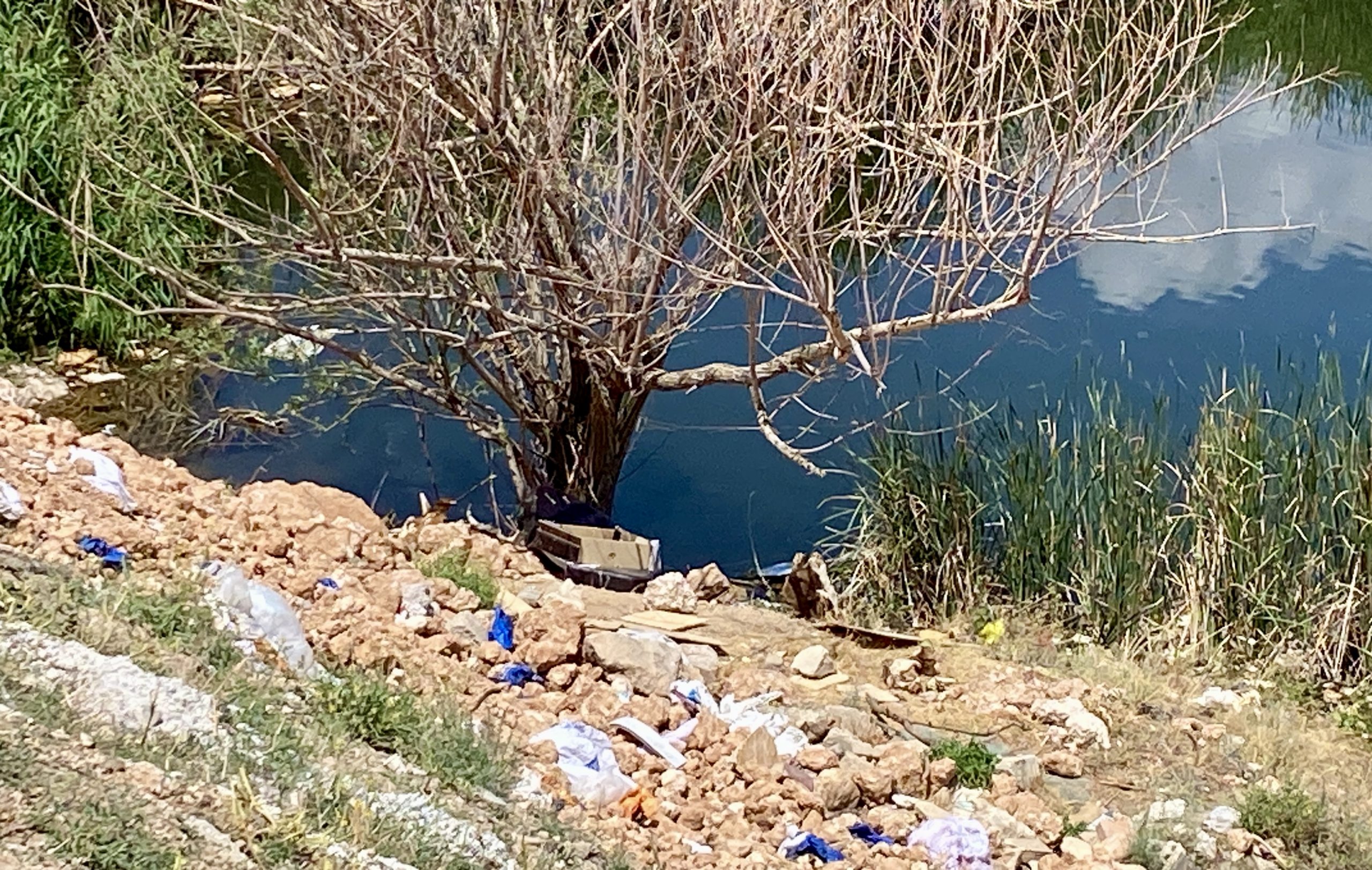 KIRŞEHİR (AA) – Kırşehir'de gölet kenarına atılan bazada battaniyeye sarılı