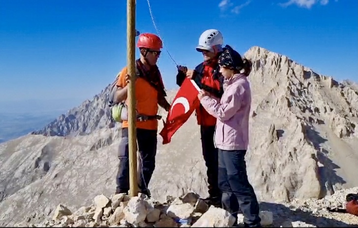KIRŞEHİR (AA) – Kırşehirli dağcılar, Aladağlar'ın 3 bin 560 metre